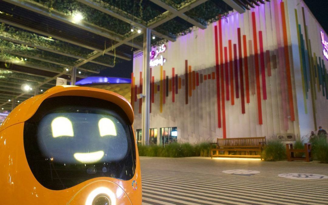 Opti, el robot que interactúa con visitantes del Pabellón de Venezuela